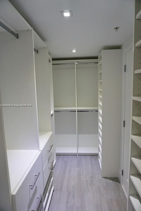 合同活跃: $6,800 (3 贝兹, 3 浴室, 1686 平方英尺)