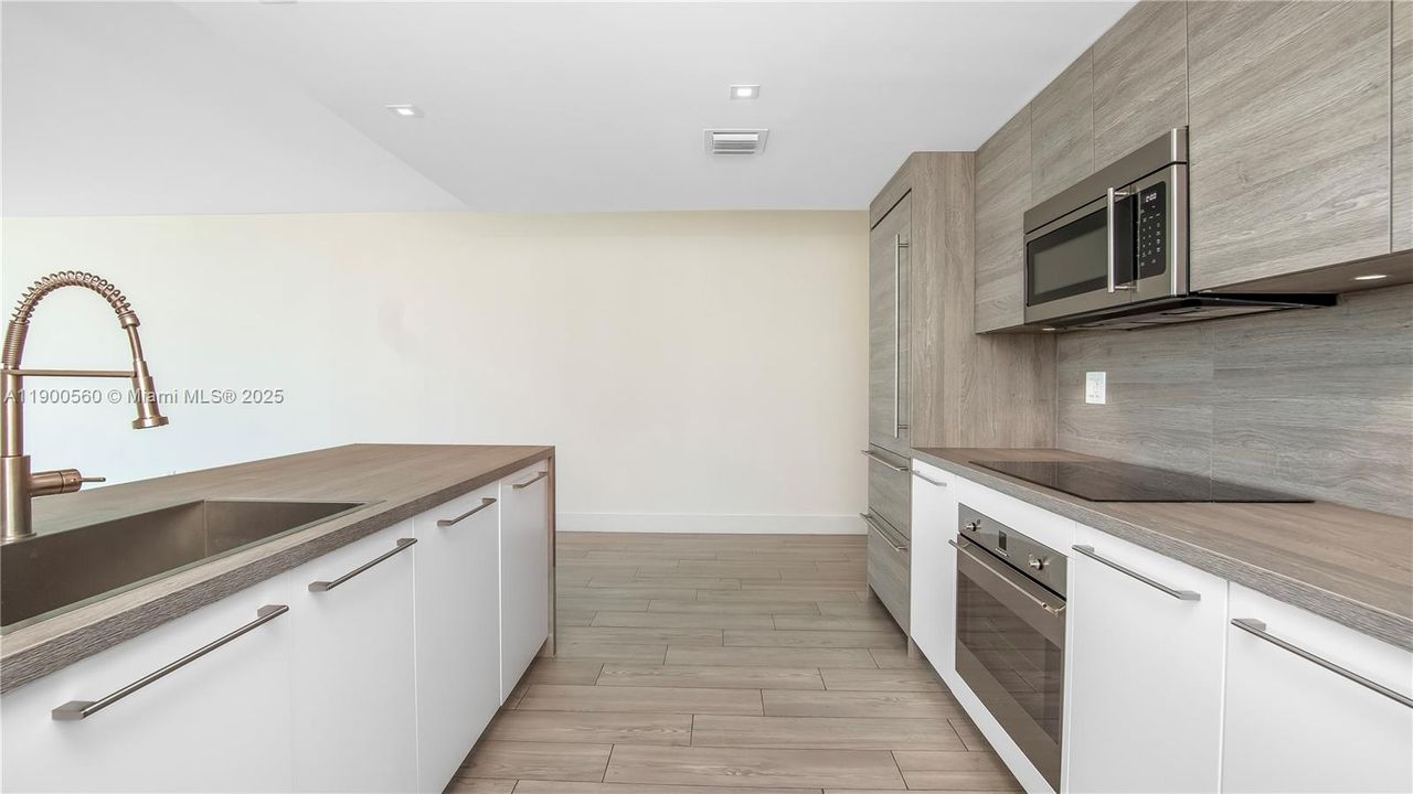 合同活跃: $6,800 (3 贝兹, 3 浴室, 1686 平方英尺)