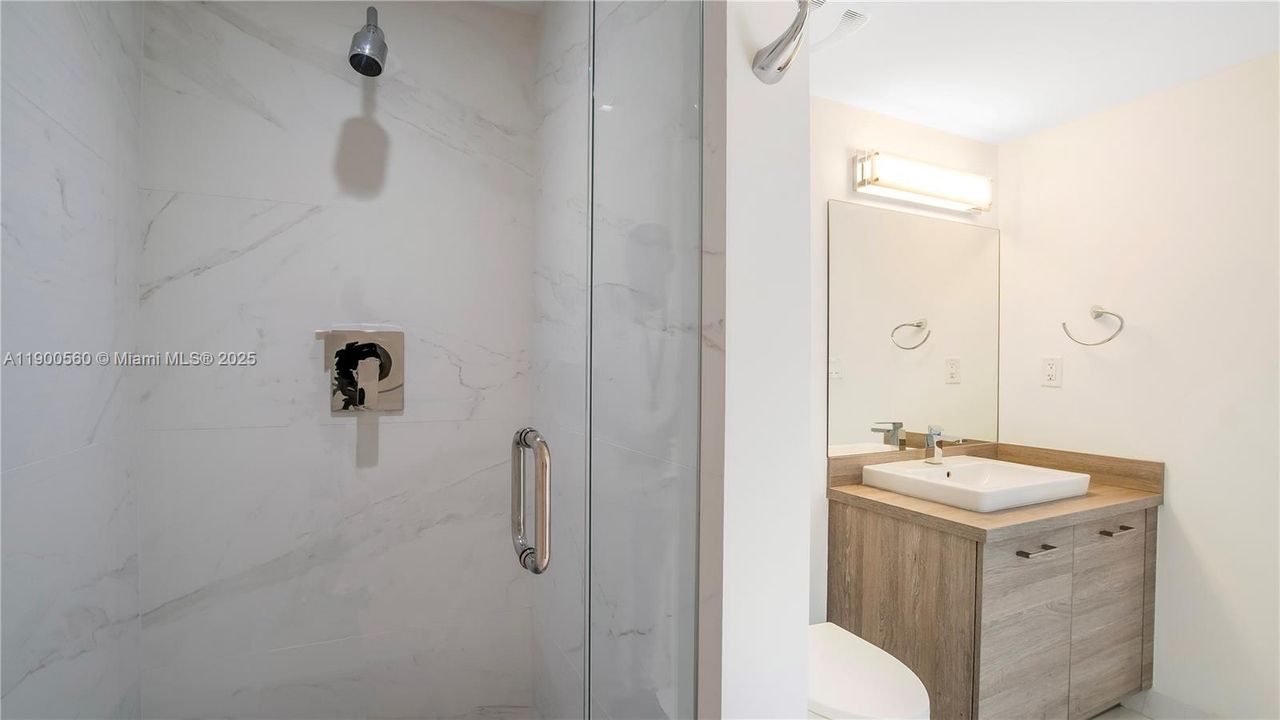 合同活跃: $6,800 (3 贝兹, 3 浴室, 1686 平方英尺)