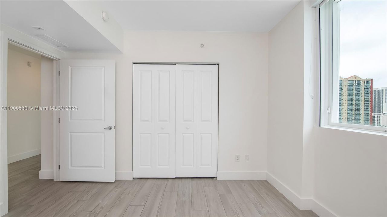 合同活跃: $6,800 (3 贝兹, 3 浴室, 1686 平方英尺)