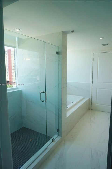 合同活跃: $6,800 (3 贝兹, 3 浴室, 1686 平方英尺)