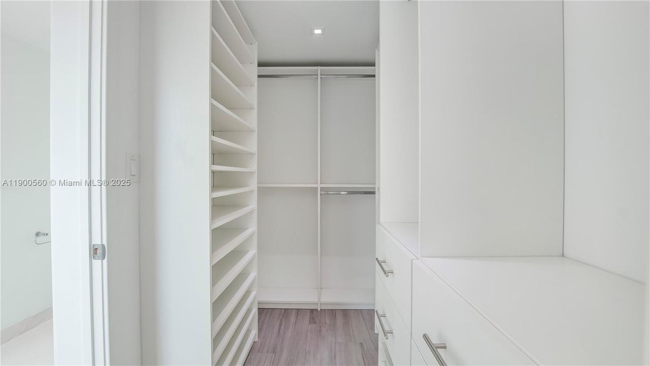 合同活跃: $6,800 (3 贝兹, 3 浴室, 1686 平方英尺)