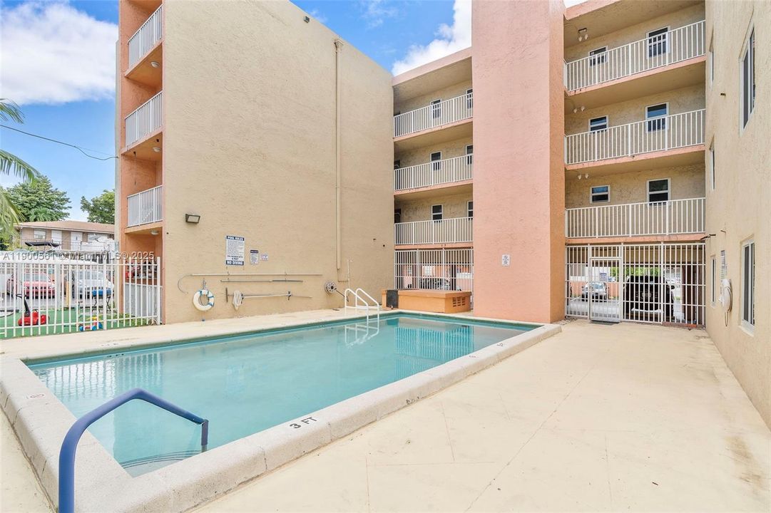 For Rent: $2,200 (2 beds, 1 baths, 980 Square Feet)