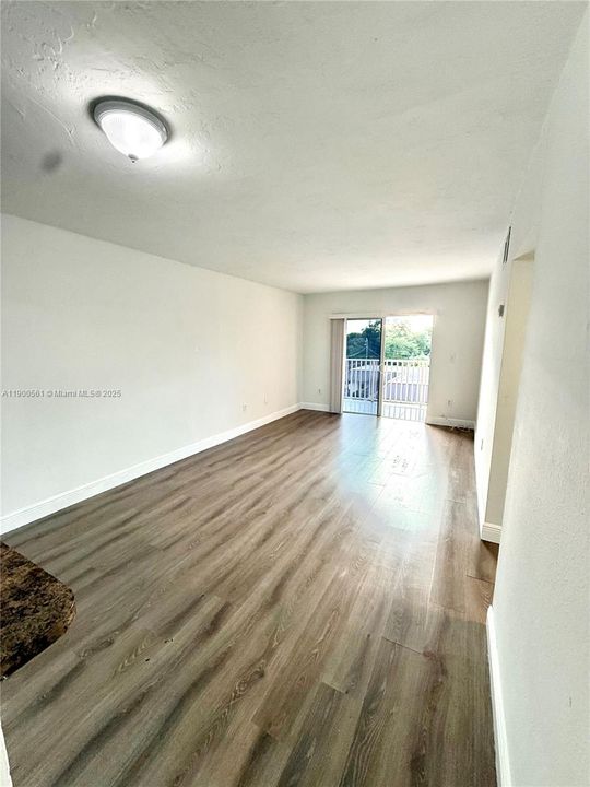 For Rent: $2,200 (2 beds, 1 baths, 980 Square Feet)