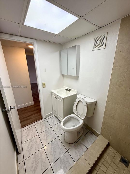 For Rent: $2,200 (2 beds, 1 baths, 980 Square Feet)