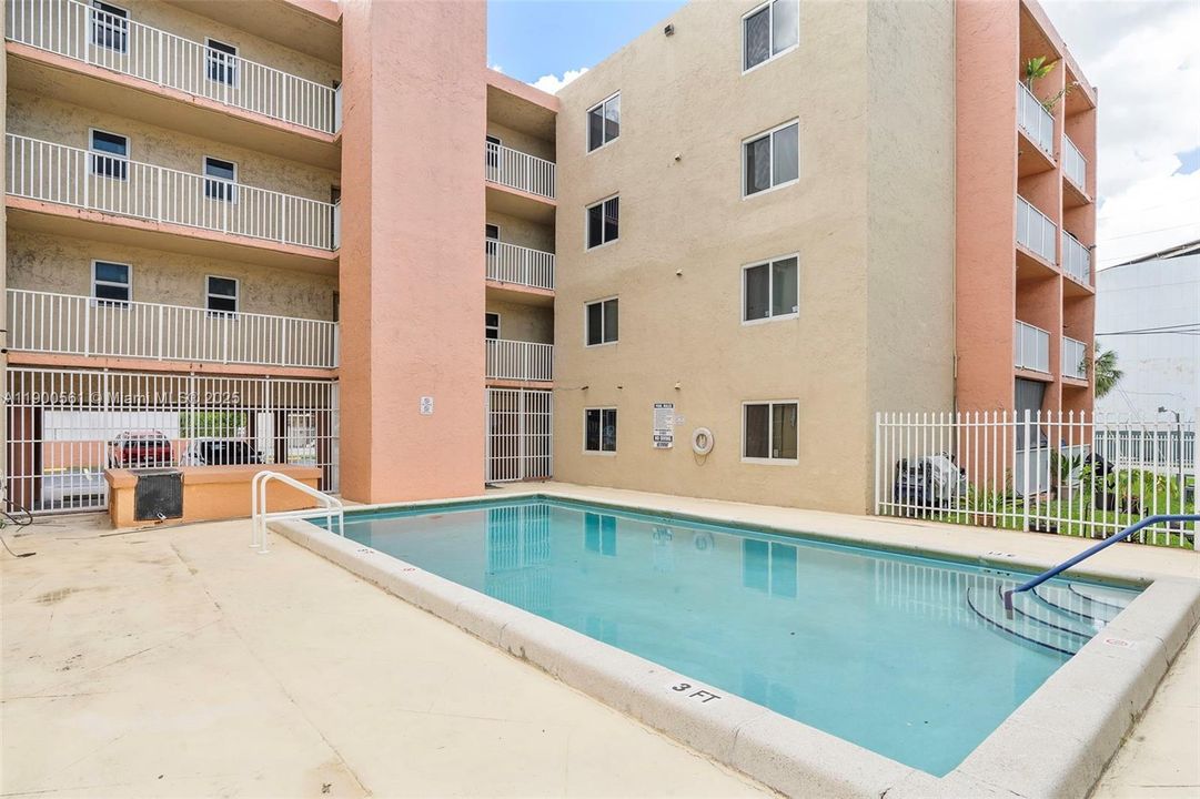 For Rent: $2,200 (2 beds, 1 baths, 980 Square Feet)