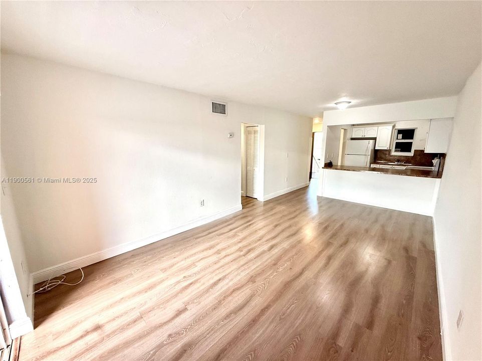 For Rent: $2,200 (2 beds, 1 baths, 980 Square Feet)