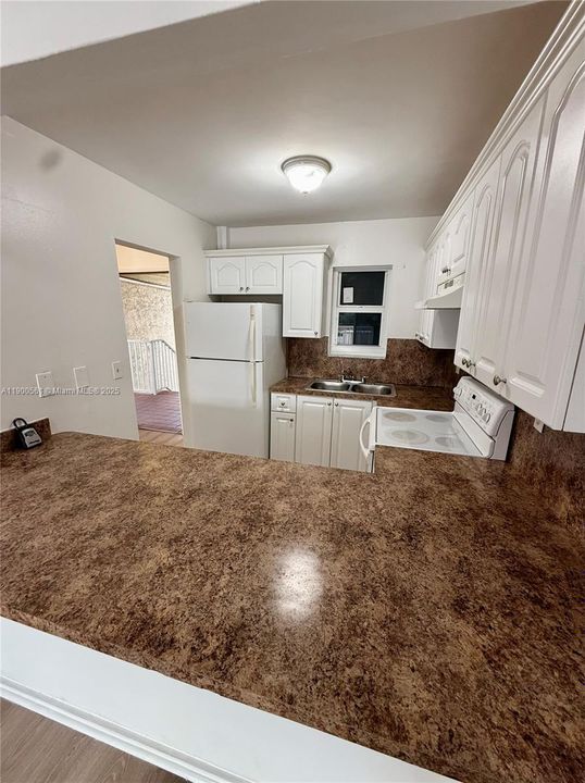 For Rent: $2,200 (2 beds, 1 baths, 980 Square Feet)