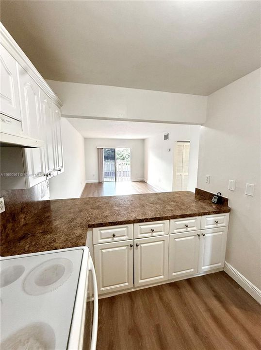 For Rent: $2,200 (2 beds, 1 baths, 980 Square Feet)