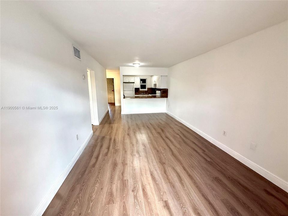 For Rent: $2,200 (2 beds, 1 baths, 980 Square Feet)