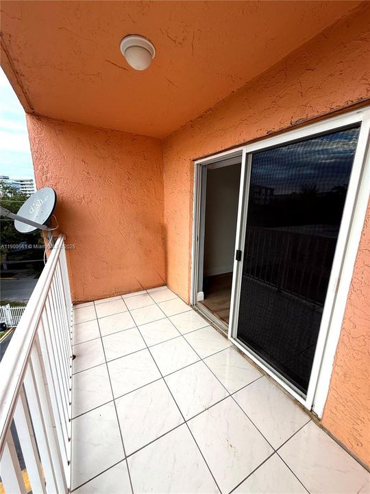 For Rent: $2,200 (2 beds, 1 baths, 980 Square Feet)