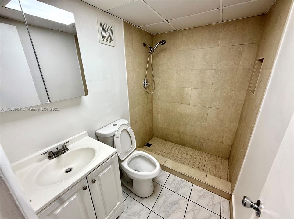 For Rent: $2,200 (2 beds, 1 baths, 980 Square Feet)