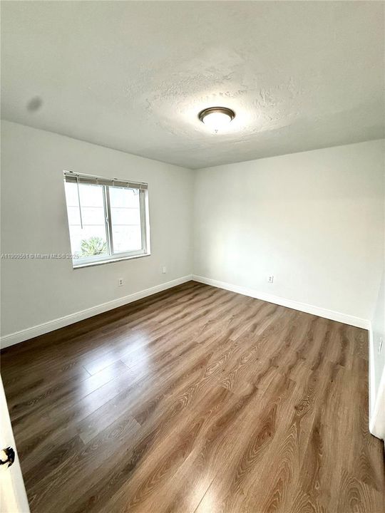 For Rent: $2,200 (2 beds, 1 baths, 980 Square Feet)