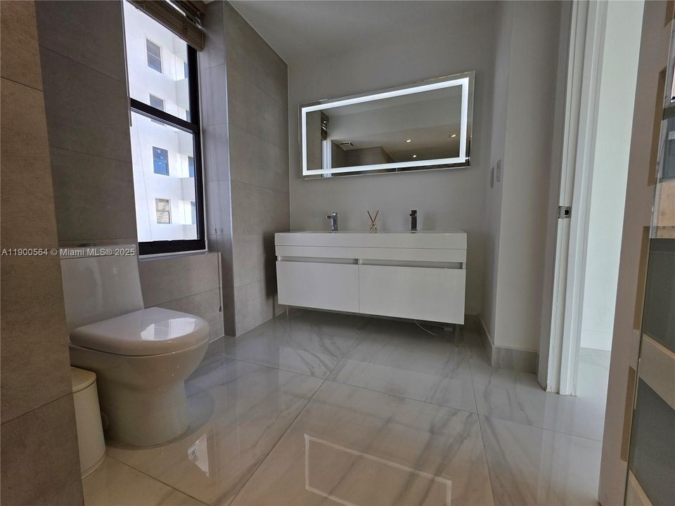 Recently Rented: $3,100 (2 beds, 2 baths, 1360 Square Feet)