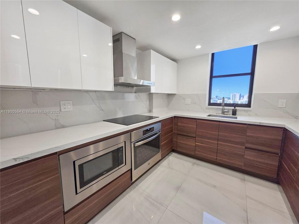 Recently Rented: $3,100 (2 beds, 2 baths, 1360 Square Feet)