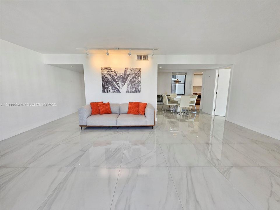 Recently Rented: $3,100 (2 beds, 2 baths, 1360 Square Feet)