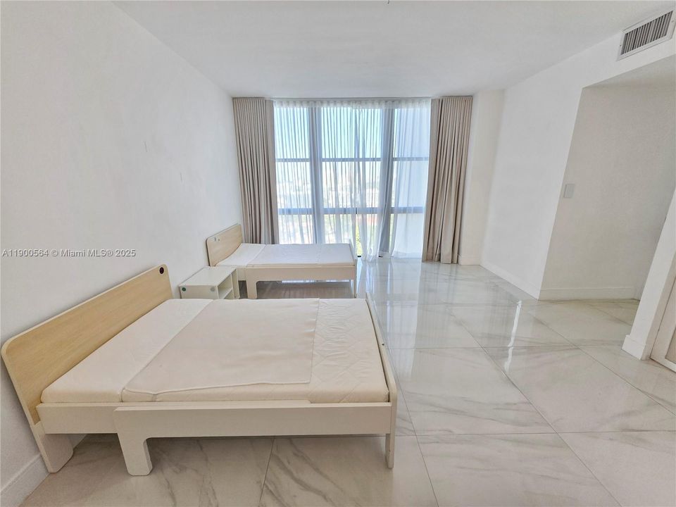 Recently Rented: $3,100 (2 beds, 2 baths, 1360 Square Feet)