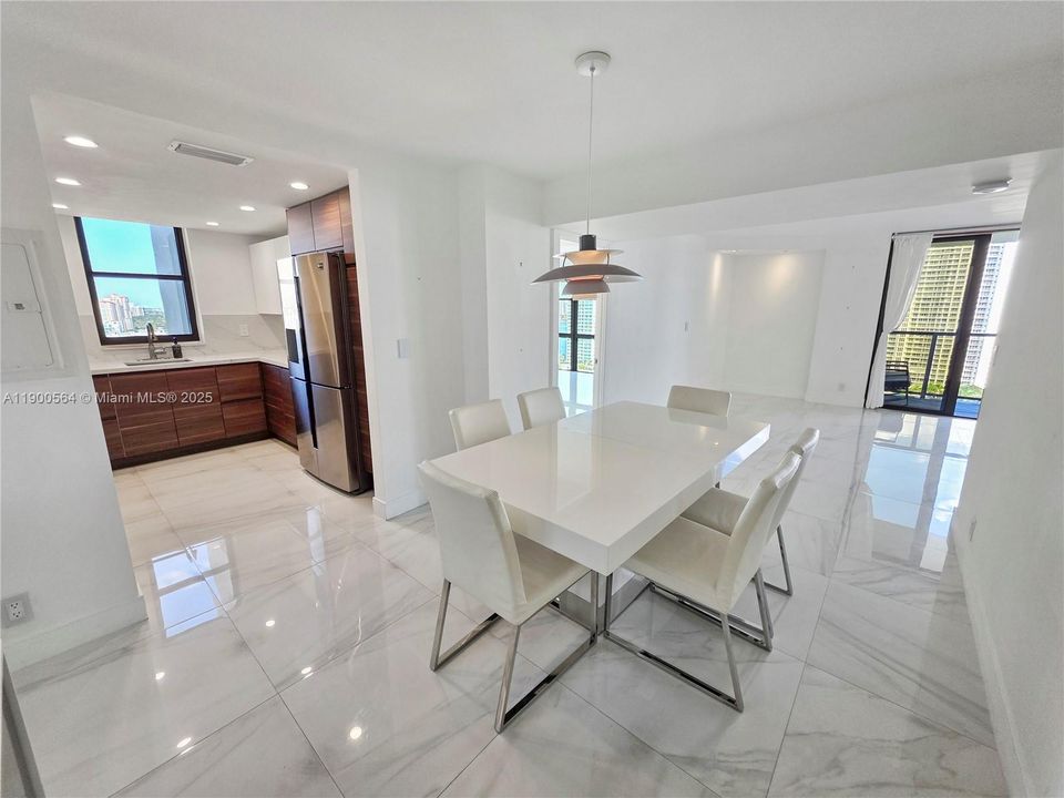 Recently Rented: $3,100 (2 beds, 2 baths, 1360 Square Feet)