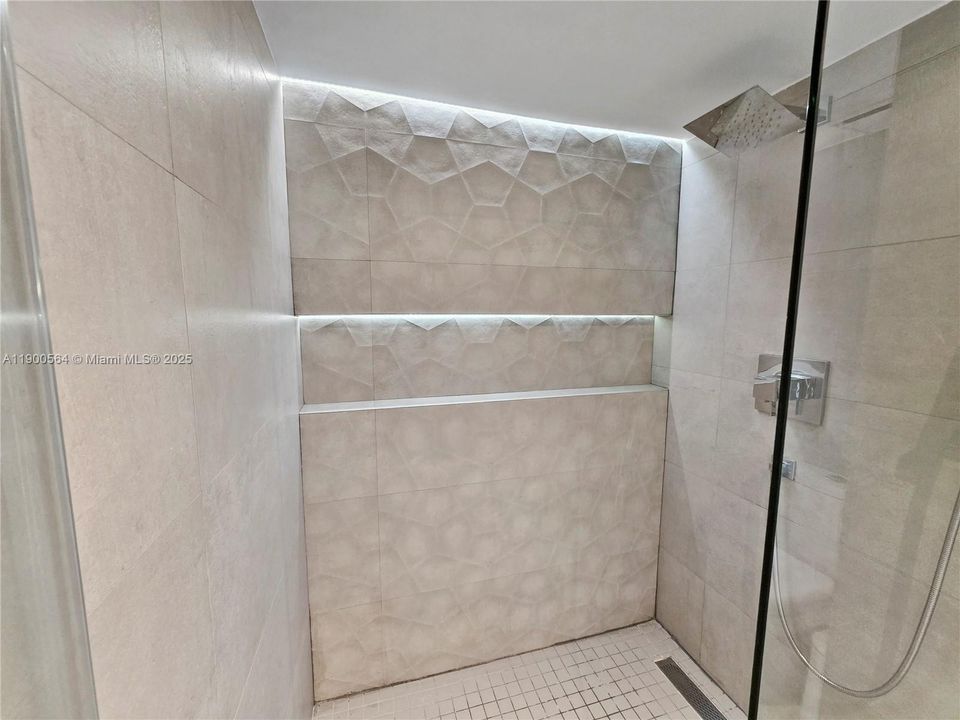 Recently Rented: $3,100 (2 beds, 2 baths, 1360 Square Feet)