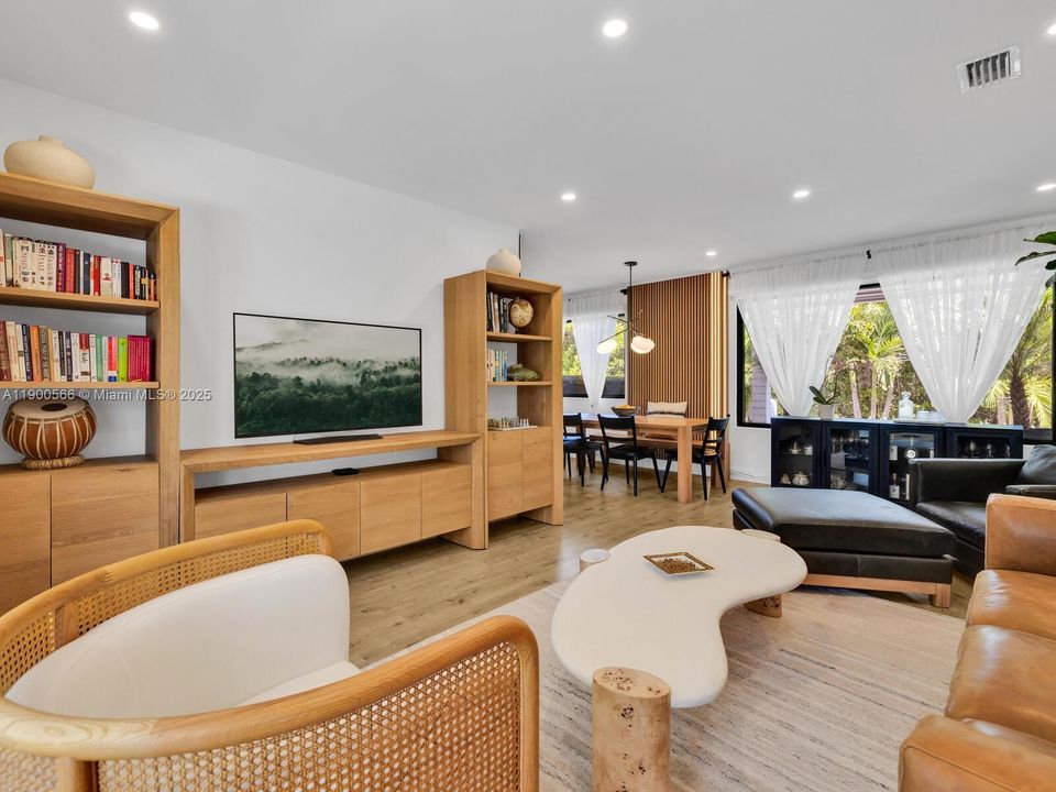 Bright & Open Living/Dining