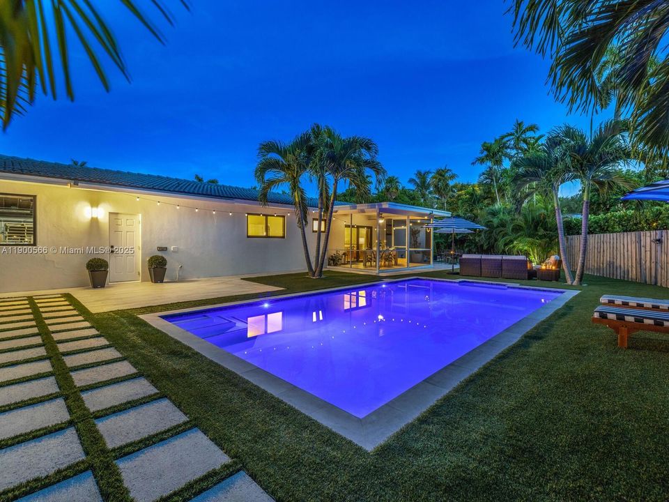 На продажу: $1,398,000 (2 спален, 2 ванн, 1265 Квадратных фут)