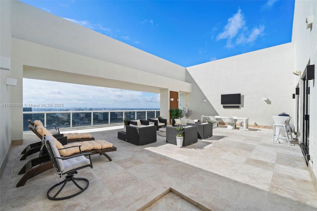 出租: $19,000 (3 贝兹, 4 浴室, 2566 平方英尺)