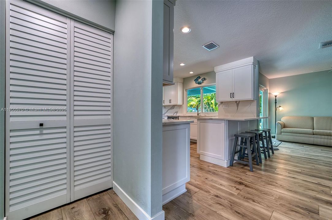 合同活跃: $769,200 (3 贝兹, 2 浴室, 1672 平方英尺)