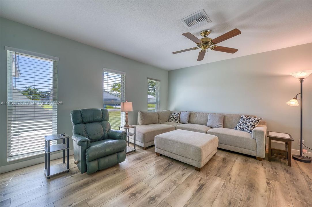 合同活跃: $769,200 (3 贝兹, 2 浴室, 1672 平方英尺)