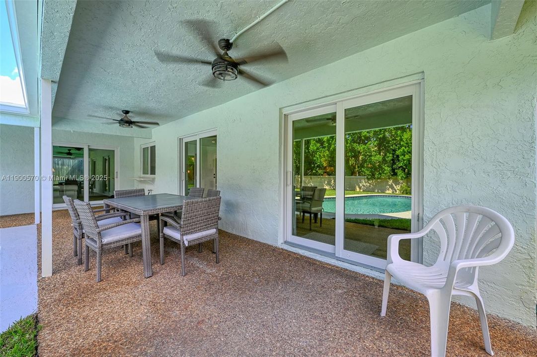 合同活跃: $769,200 (3 贝兹, 2 浴室, 1672 平方英尺)