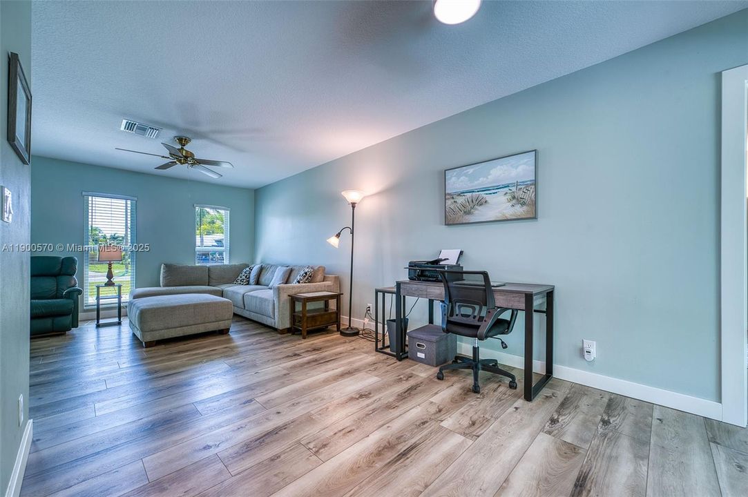 合同活跃: $769,200 (3 贝兹, 2 浴室, 1672 平方英尺)