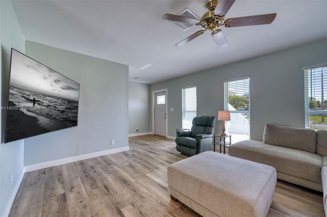 合同活跃: $769,200 (3 贝兹, 2 浴室, 1672 平方英尺)