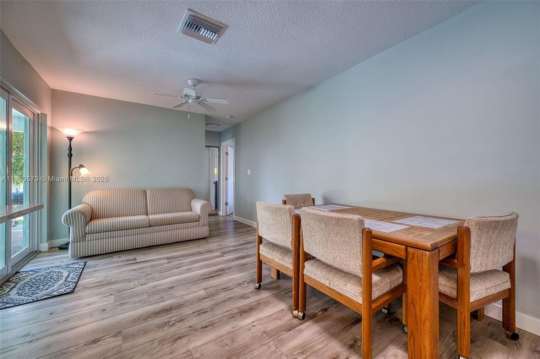 合同活跃: $769,200 (3 贝兹, 2 浴室, 1672 平方英尺)