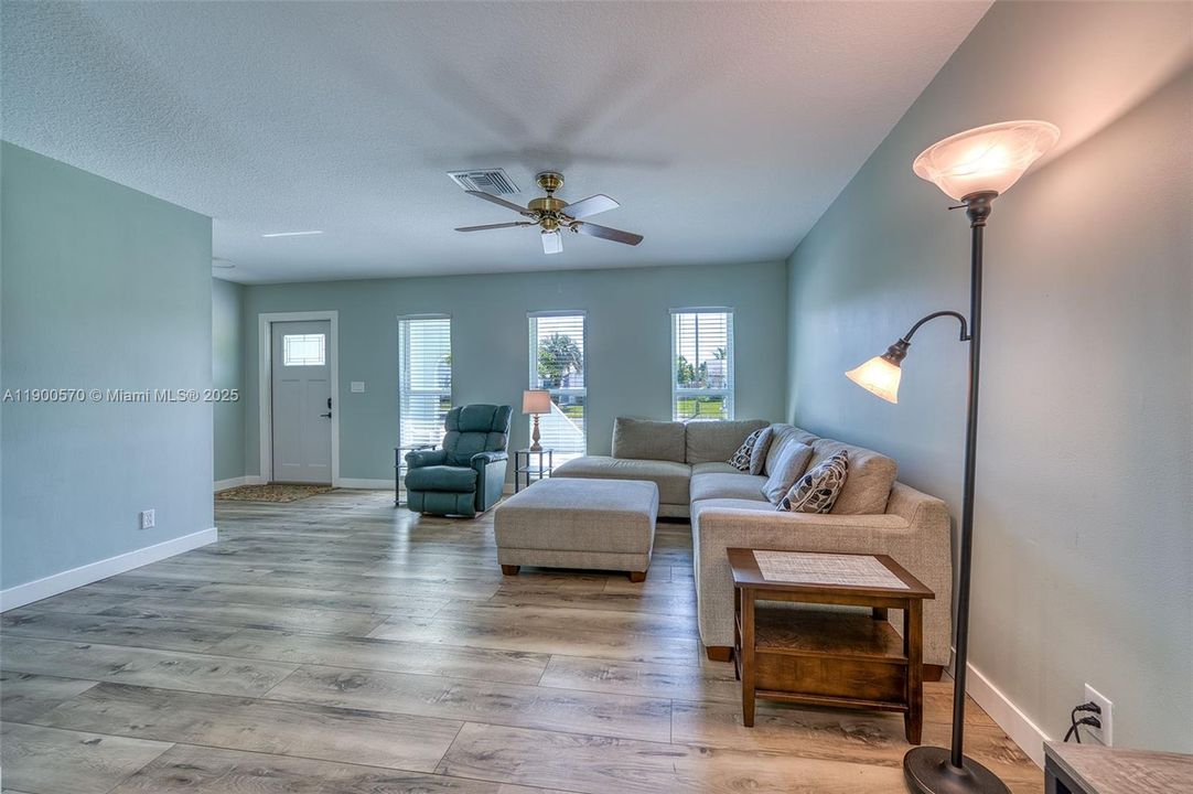 合同活跃: $769,200 (3 贝兹, 2 浴室, 1672 平方英尺)