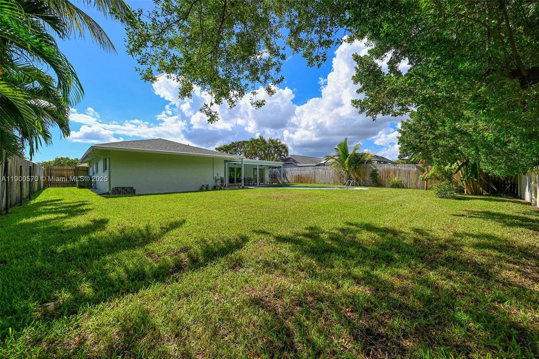 合同活跃: $769,200 (3 贝兹, 2 浴室, 1672 平方英尺)