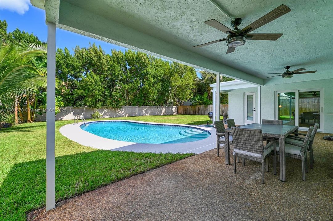 合同活跃: $769,200 (3 贝兹, 2 浴室, 1672 平方英尺)