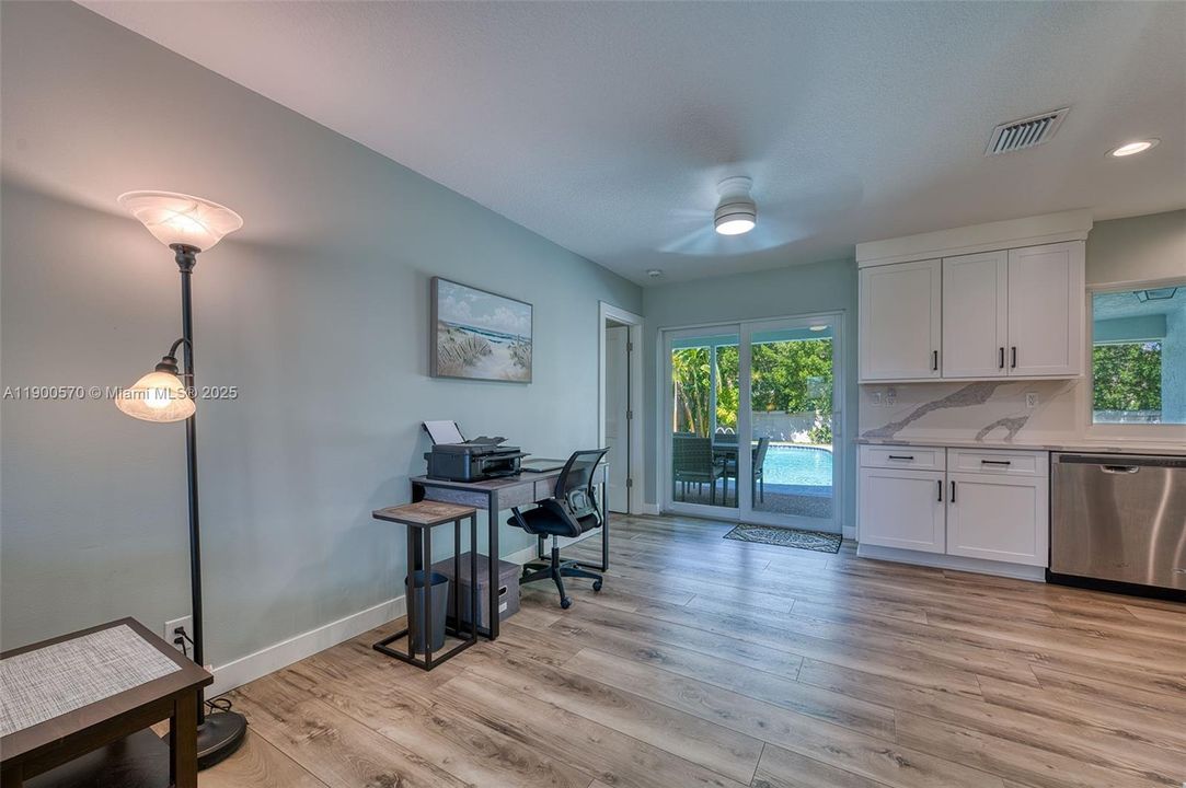 合同活跃: $769,200 (3 贝兹, 2 浴室, 1672 平方英尺)