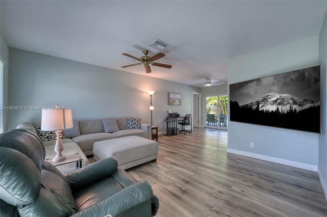 合同活跃: $769,200 (3 贝兹, 2 浴室, 1672 平方英尺)