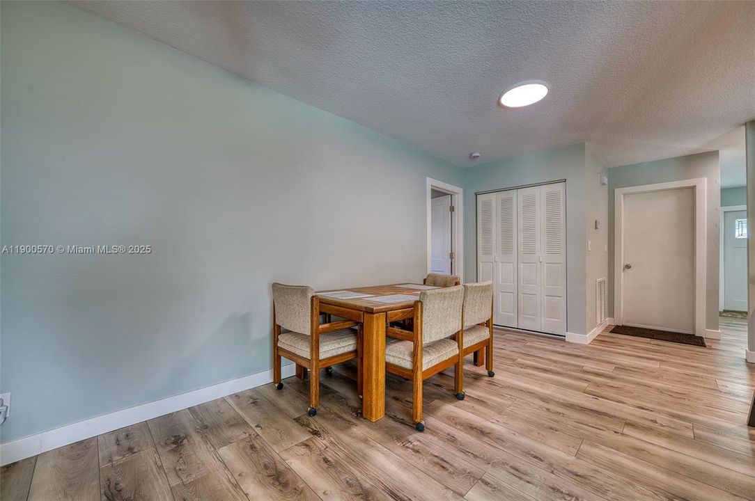 合同活跃: $769,200 (3 贝兹, 2 浴室, 1672 平方英尺)