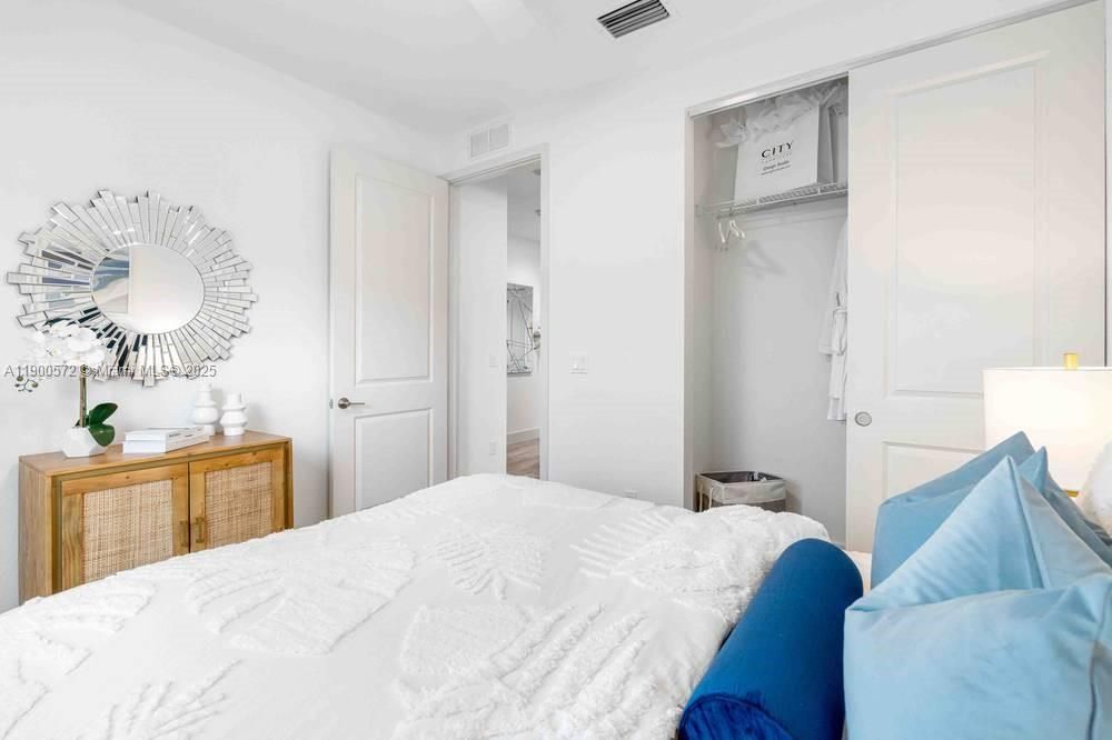 For Rent: $3,949 (2 beds, 2 baths, 1321 Square Feet)