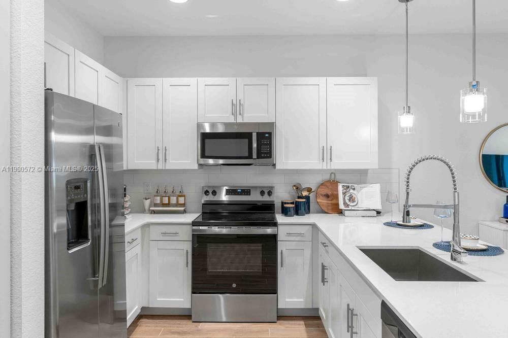 For Rent: $3,949 (2 beds, 2 baths, 1321 Square Feet)