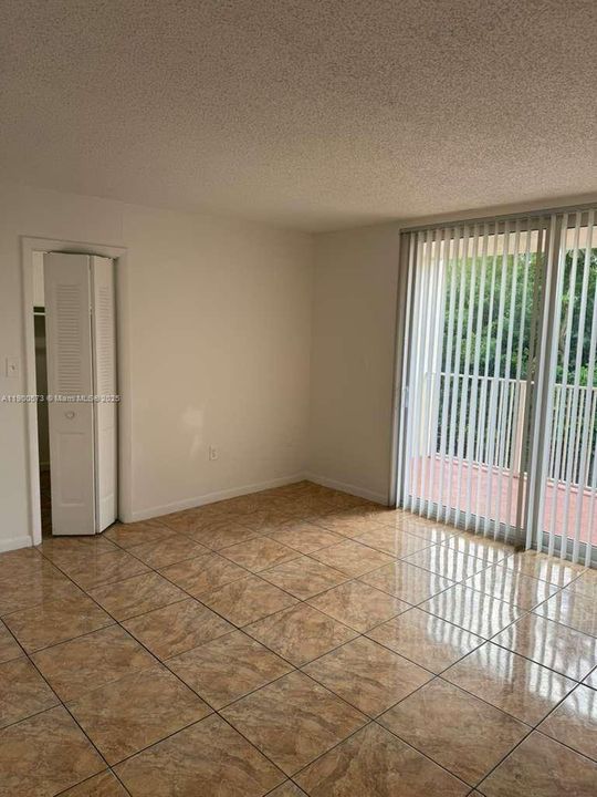 Active With Contract: $1,900 (2 beds, 1 baths, 1035 Square Feet)
