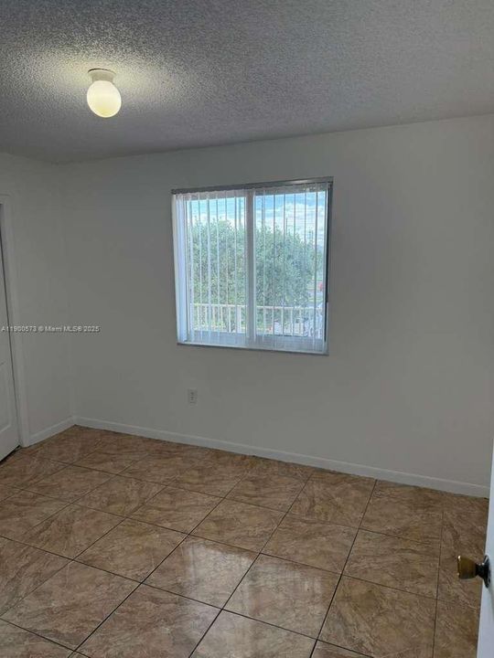 Active With Contract: $1,900 (2 beds, 1 baths, 1035 Square Feet)