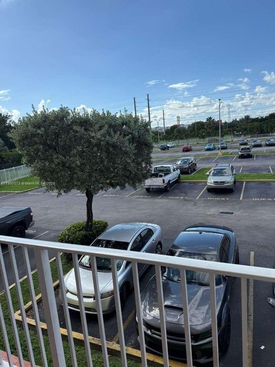 Active With Contract: $1,900 (2 beds, 1 baths, 1035 Square Feet)