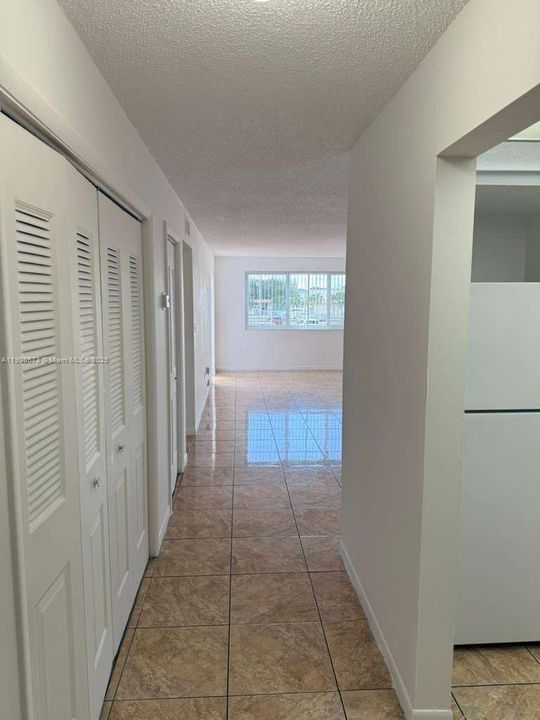 Active With Contract: $1,900 (2 beds, 1 baths, 1035 Square Feet)