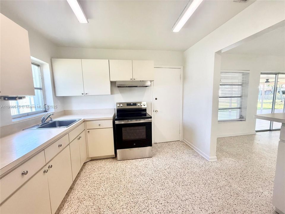 Recently Rented: $3,400 (3 beds, 2 baths, 1364 Square Feet)