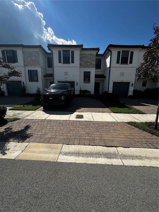 Active With Contract: $2,700 (3 beds, 2 baths, 1374 Square Feet)