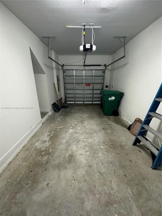 Active With Contract: $2,700 (3 beds, 2 baths, 1374 Square Feet)