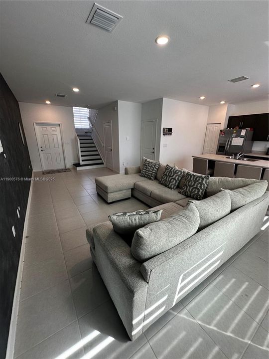 Active With Contract: $2,700 (3 beds, 2 baths, 1374 Square Feet)