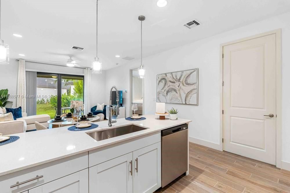 For Rent: $3,829 (3 beds, 2 baths, 1328 Square Feet)