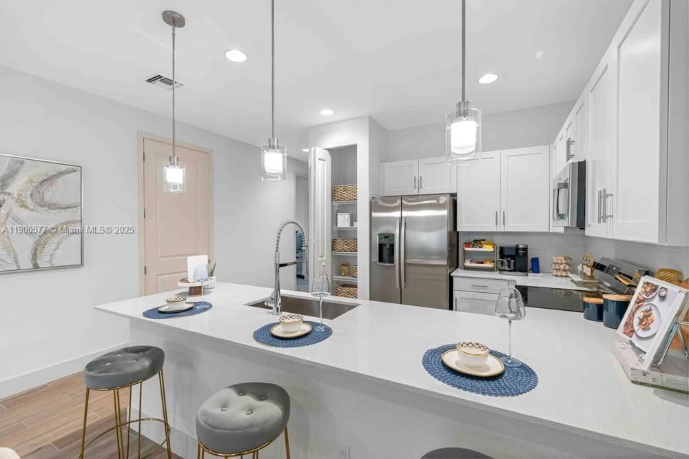 For Rent: $3,829 (3 beds, 2 baths, 1328 Square Feet)